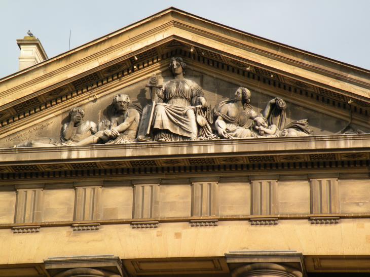  détail du fronton du palais de justice